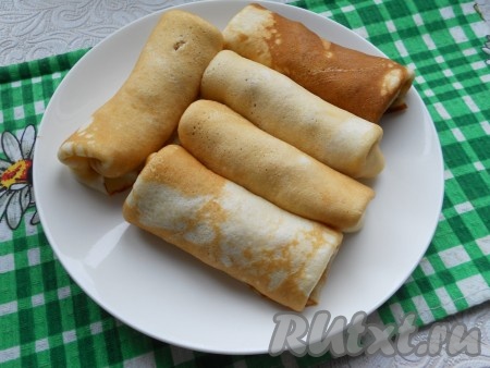 Свернуть блинчики конвертиком или как вам удобно.