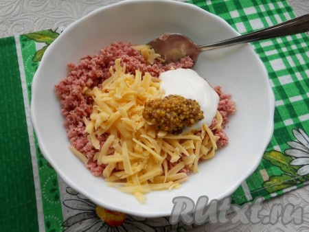 Добавить к колбасному фаршу натертый на крупной терке сыр, сметану и французскую горчицу.