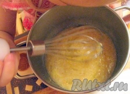 Для приготовления теста взбить яйца с сахаром и ванильным сахаром.
