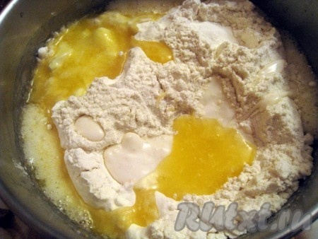 Маргарин растопить, остудить, затем добавить в него просеянную муку с разрыхлителем, сахарно-яичную массу и йогурт.
