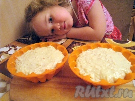 Тесто переложить в форму (формы или формочки) и выпекать в разогретой духовке при температуре 200 градусов. Время выпечки зависит от духовки, а также высоты и диаметра форм. В таких, как на фото, силиконовых формах примерное время выпечки - 40 минут.
