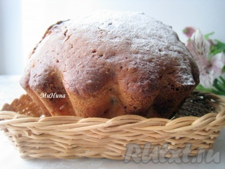 Готовый остывший пирог на питьевом йогурте посыпать сахарной пудрой.