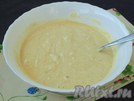 В набухшую массу из манки добавить разрыхлитель, взбитые яйца и перекрученный лимон вместе с цедрой. Тщательно размешать массу до однородности, она получится достаточно густой.
