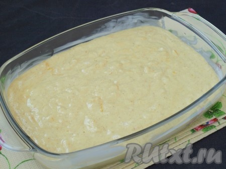 Смазать сливочным маслом огнеупорную форму. Вылить тесто.
