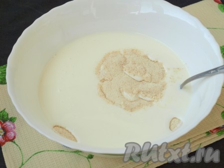 Отмерить в миску нужное количество манной крупы и залить её кефиром на 1 час, чтобы манка набухла.
