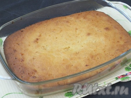 Нагреть духовку до 180 градусов и выпекать лимонный манник 1 час, пока он зарумянится. Готовность проверить с помощью деревянной шпажки.
