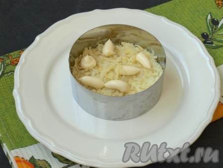 Очищенный картофель натереть на тёрке и выложить первым слоем в кольцо, смазать майонезом.
