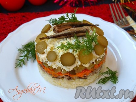 Верх салат оформить по своему вкусу. Невероятно вкусный и красивый салат из шпрот с картофелем, выложенный слоями, подать к праздничному столу.