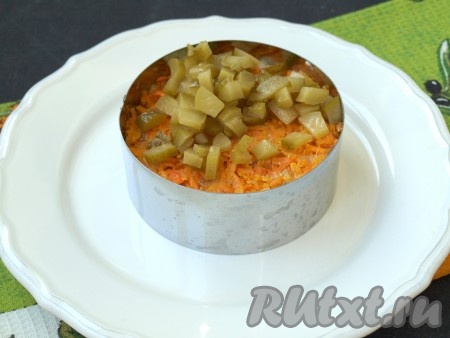 Выложить сверху шпрот лук с морковью, затем - нарезанные кубиками огурцы. Между этими слоями майонез не нужен.
