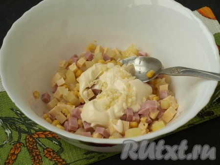 Далее добавить измельчённый чеснок и майонез.
