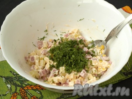 Мелко нарезанный укроп соединить со всеми ингредиентами. Салат посолить и поперчить по вкусу.
