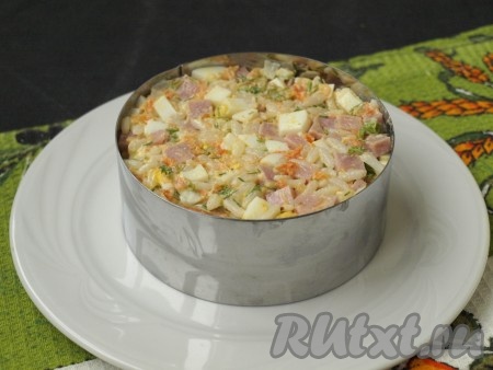 Салат хорошо перемешать и выложить в формовочное кольцо на тарелку.
