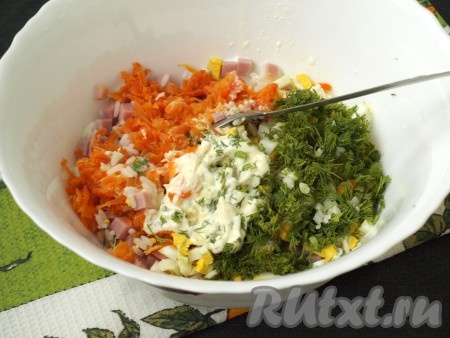 Добавить в салат измельчённый укроп и чеснок, посолить и поперчить. Заправить салат майонезом или смесью майонеза и сметаны, как в моём случае. Для облегчённого варианта можно заправить натуральным йогуртом.
