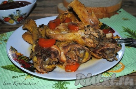 Курица, тушеная кусочками с луком и морковью