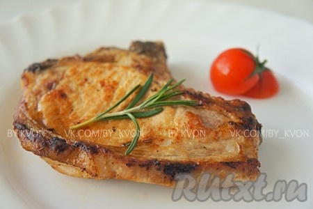 Свиной стейк на кости на сковороде