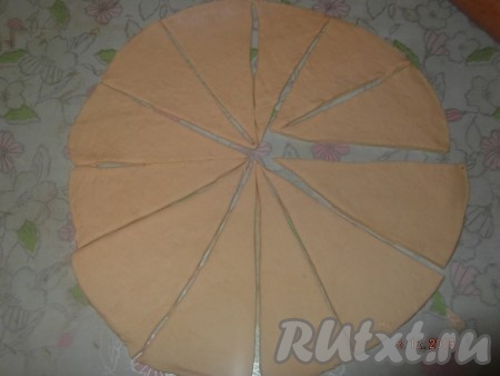 Каждый раскатанный круг разрезаем на сегменты.