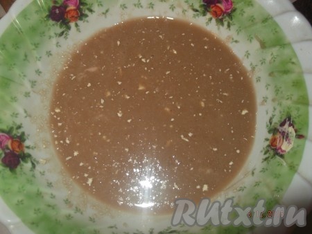 Пока тает маргарин, в отдельной тарелке растворяем дрожжи сахаром.