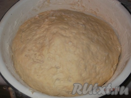 Ставим тесто в холодильник на 30 минут. Тесто должно увеличиться вдвое.