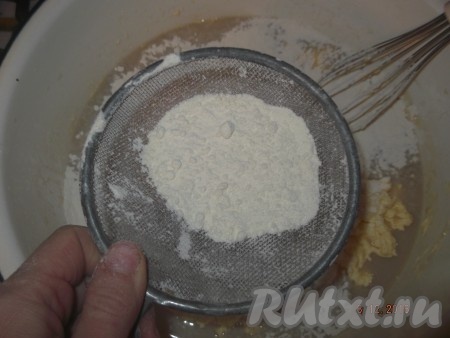 Когда дрожжи вошли в реакцию, добавляем их в миску с водой и маргарином. Затем просеиваем муку.