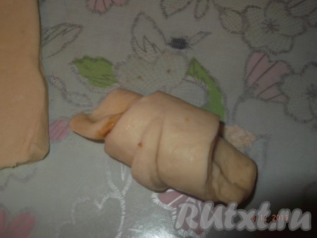 И заворачиваем, начиная с широкой стороны.