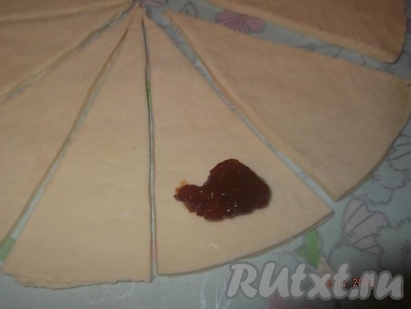 На каждый треугольничек выкладываем повидло.