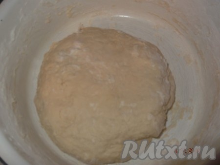 Замешиваем не тугое, не липнущее к рукам тесто.