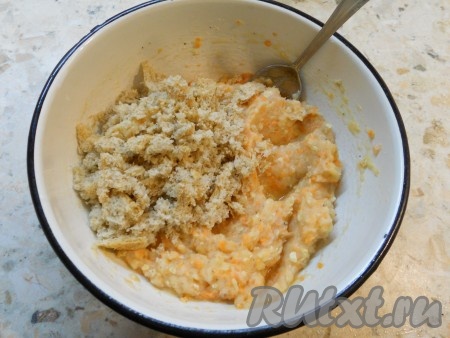 Хлеб замочить в молоке или воде, а затем отжать и добавить к фаршу.
