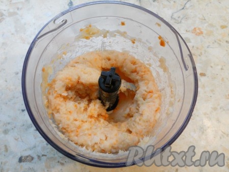 На высокой скорости блендера все измельчить до состояния фарша.
