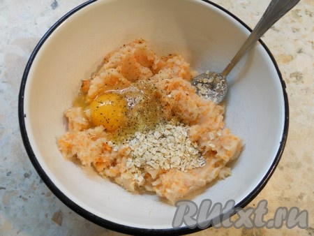 Получившийся рыбный фарш выложить в миску, добавить овсяные хлопья, яйцо, соль и перец.
