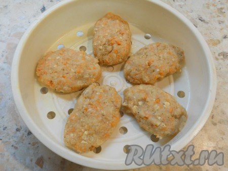 Фарш тщательно вымешать и оставить минут на 15. Затем влажными руками сформировать котлеты среднего размера. Чашу мультиварки (или пароварки) немного смазать растительным маслом и разместить в ней рыбные котлеты.
