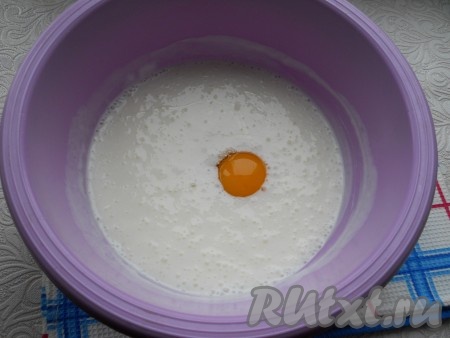 Сюда же влить растительное масло, добавить соль и яйцо.
