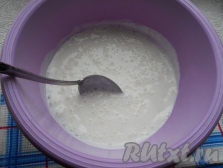 В кефир комнатной температуры добавить соду, перемешать и оставить на 15 минут. Сода должна погаситься, появятся пузырьки.