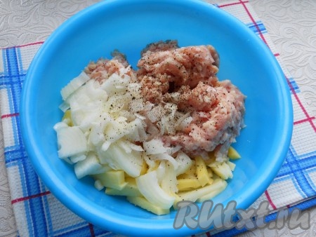 Приготовить начинку для пирога: картофель очистить и нарезать соломкой, добавить фарш и нарезанный кусочками репчатый лук, посолить, поперчить, перемешать.
