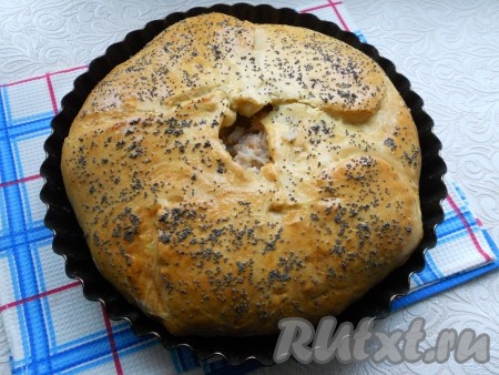 Выпекать пирог в предварительно разогретой до 180 градусов духовке около 1 часа.