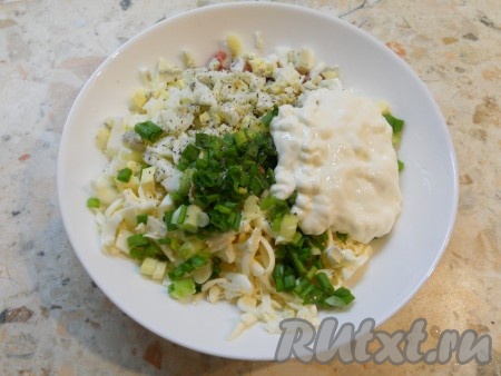 Посолить и поперчить салат, добавить майонез.&nbsp;
