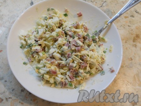 Тщательно салат перемешать.