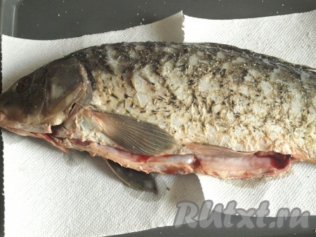 Затем&nbsp;натереть карпа солью, черным перцем и приправой для рыбы. Сбрызнуть лимонным соком и убрать в холодильник на 1 час.
