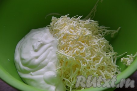 Прежде всего замесим тесто, для этого в глубокую миску выкладываем сметану, добавляем холодное сливочное масло (масло должно быть из холодильника), натёртое на крупной тёрке.