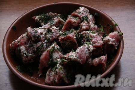 Свинину нарезать на не очень мелкие куски. Добавить к мясу лимонный сок, мелко рубленную зелень, мед, соль и специи (я добавила, примерно, 2 чайные ложки хмели-сунели на это количество свинины). Оставить мясо на пару часов или на ночь мариноваться.