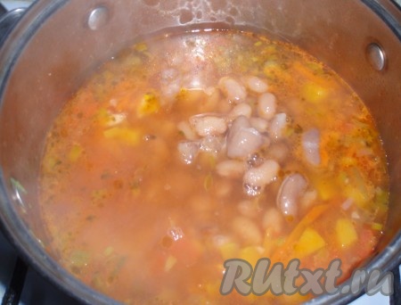 Всыпать отваренную заранее фасоль. Довести до кипения.