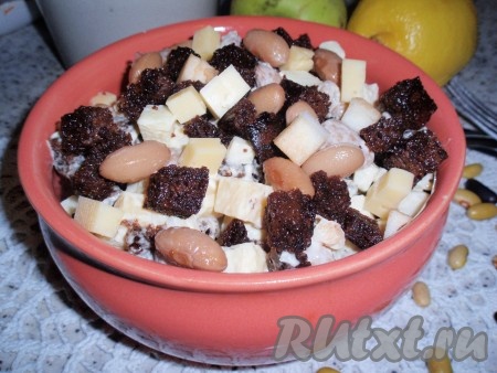 Салат из фасоли с яблоком, сыром и сухариками