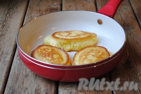 На сковороду, разогретую с небольшим количеством растительного масла, выкладывать тесто столовой ложкой, формируя небольшие оладушки. Жарить на небольшом огне по 2-3 минуты с каждой стороны.&nbsp;
