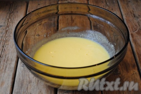 Содержимое миски хорошо перемешать с помощью венчика.&nbsp;

