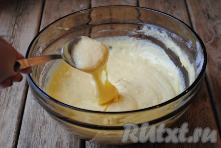 Тесто получится густым, оно будет не стекать с ложки, а сходить с нее тягучей массой (как на фото).&nbsp;
