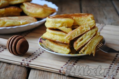 Подать оладьи на йогурте можно с мёдом и чашечкой ароматного чая. 