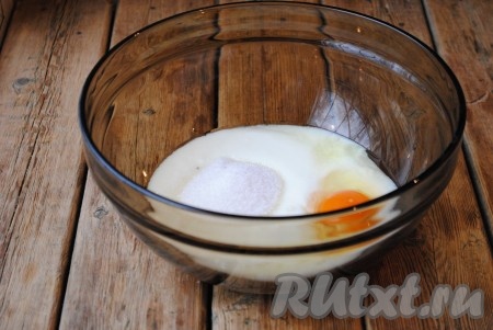 Всыпать соль, соду и сахар.&nbsp;
