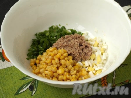 К луку и яйцам выложить из банки тунца, добавить кукурузу. У меня тунец был уже измельчённый для салата. Если берёте кусочками, то его нужно размять вилкой.
