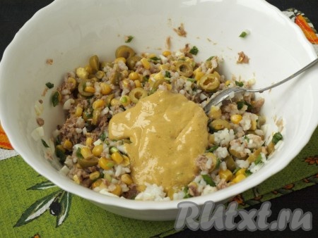 Перемешать все ингредиенты салата, добавить заправку и перемешать ещё раз.
