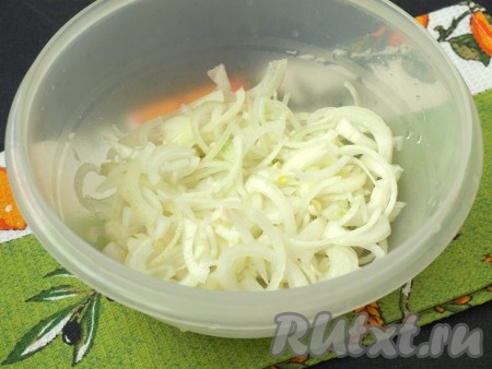 Лук нарезать полукольцами, сложить в миску и замариновать в смеси уксуса и воды на 1 час.