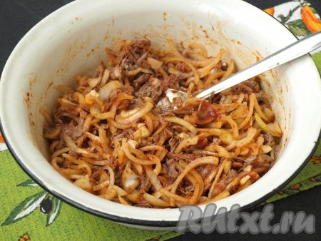 Сразу же салат хорошо перемешать, поперчить по вкусу и, если нужно, посолить.
